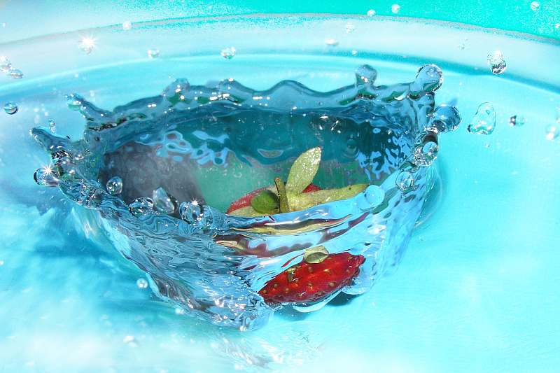 Monika Glckler "Erdbeere im Wasserglas"
