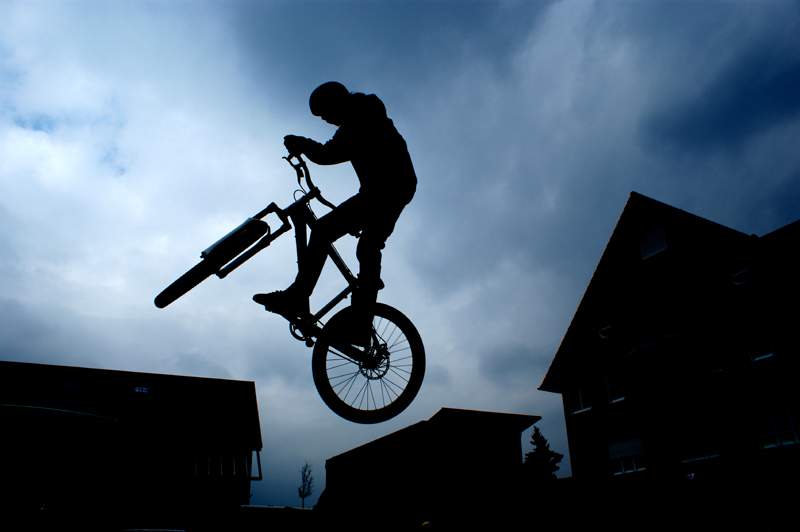 Monika Gl�ckler "Fahrradsprung"